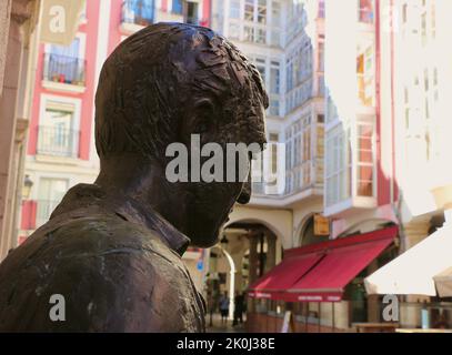 Il lettore bronzo statua a grandezza naturale di un uomo che legge un giornale El Lector Calle Sombrerería Plaza Mayor Burgos Castiglia e Leon Spagna Foto Stock