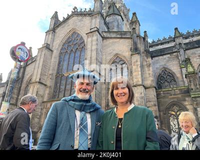 Edimburgo, Regno Unito. 12th Set, 2022. John Burleigh e sua moglie Heather si trovano davanti alla cattedrale di St. Giles. Stanno aspettando la processione con cui la bara della Regina sarà portata alla cattedrale nel pomeriggio. (A dpa: 'Addio al vicino - gli scozzesi e la regina') Credit: Christoph Driessen/dpa/Alamy Live News Foto Stock