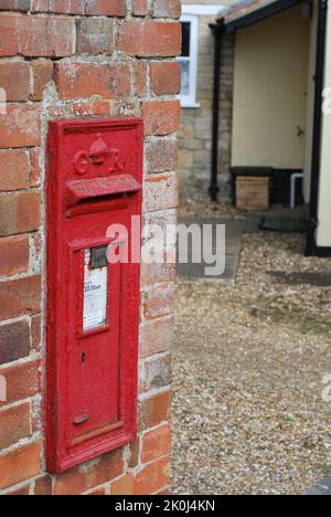 Casella postale con lettera rossa in paese inglese con GR per Re Giorgio V o VI a Thrapston, Inghilterra Foto Stock