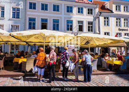 Persone in cerca di un posto dove mangiare, Raekoja plats, città vecchia, Tallinn, Estonia Foto Stock