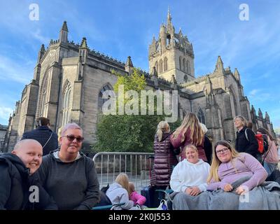 Edimburgo, Regno Unito. 12th Set, 2022. Eirlys Brannagan (2nd da sinistra), Amy, Rebecca e Fiona, quattro donne scozzesi di Glasgow, aspettano la processione con la bara della Regina. (A dpa: 'Addio al vicino - gli scozzesi e la regina') Credit: Christoph Driessen/dpa/Alamy Live News Foto Stock