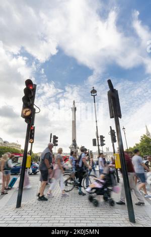 Traffico su Whitehall che porta a Trafalgar Square, City of Westminster, Central London Foto Stock