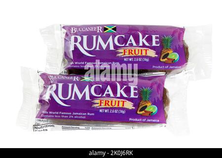 Due pezzi di Buccaneer Rum Cake, frutta rumcake isolato su uno sfondo bianco. Immagine ritagliata per l'illustrazione e l'uso editoriale Foto Stock