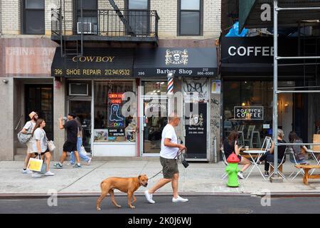 Poetica Coffee, 394 Broome Street, Cowboy Shoe Repair, 396 Broome Street, New York. Persone e negozi a Manhattan NoHo, Little Italy, Chinatown Foto Stock