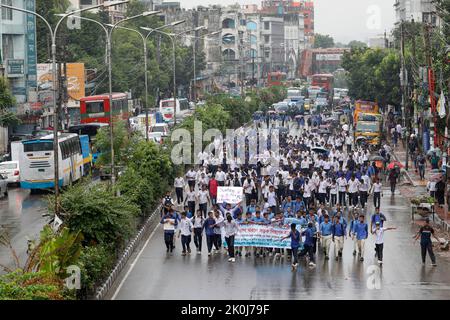 Dhaka, Bangladesh - 12 settembre 2022: Gli studenti lanciano proteste di strada a Farmgate a Dhaka per richiedere strade sicure dopo la morte dello scolaro. Foto Stock