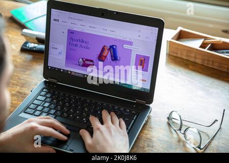 Grecia, Atene, gennaio 23 2022. APP WIX. Azienda di software israeliana che fornisce un servizio di sviluppo Web basato su cloud. Schermo del notebook in ufficio sfocato Foto Stock