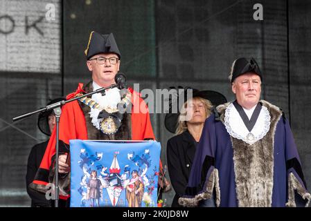 Victoria Plaza, Southend on Sea, Essex, Regno Unito. 12th Set, 2022. Il Consigliere Kevin Robinson, Worshipful il Sindaco della città di Southend on Sea, ha letto la proclamazione dell'adesione del re Carlo III al pubblico di osservazione. In tutto il paese si leggono proclami per annunciare la notizia di questa secolare tradizione per il nuovo monarca Foto Stock