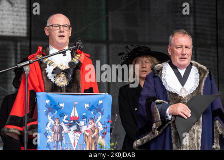 Victoria Plaza, Southend on Sea, Essex, Regno Unito. 12th Set, 2022. Il Consigliere Kevin Robinson, Worshipful il Sindaco della città di Southend on Sea, ha letto la proclamazione dell'adesione del re Carlo III al pubblico di osservazione. In tutto il paese si leggono proclami per annunciare la notizia di questa secolare tradizione per il nuovo monarca. Cantare Dio salvare il re Foto Stock