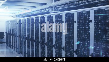 Immagine delle equazioni matematiche e dell'elaborazione dei dati su server di computer Foto Stock