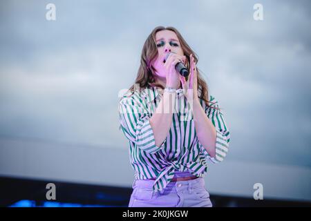 Thun, Svizzera. 10th, settembre 2022. La cantante e cantautrice svizzera Ladina ha tenuto un concerto dal vivo durante l'Energy Air 2022 presso la Stockhorn Arena di Thun. (Photo credit: Tilman Jentzsch). Foto Stock