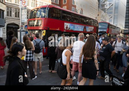 Londra, Inghilterra. Stazione di Liverpool Street durante uno sciopero sulla metropolitana e sulla ferrovia. I passeggeri aspettano alla fermata dell'autobus. Foto Stock