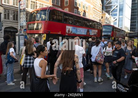 Londra, Inghilterra. Stazione di Liverpool Street durante uno sciopero sulla metropolitana e sulla ferrovia. I passeggeri aspettano alla fermata dell'autobus. Foto Stock