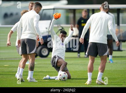 Emerson Royal (centro) di Tottenham Hotspur durante una sessione di allenamento presso l'Hotspur Way Training Ground di Londra. Data immagine: Lunedì 12 settembre 2022. Foto Stock