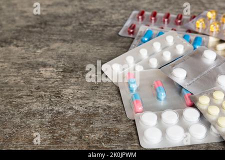 Troppe diverse pillole di varie vescicole con diverse pillole medicinali deposito a casa concetto farmaco stoccaggio. Un mucchio di medicinale in blister p Foto Stock