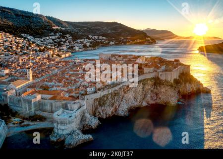 Una vista aerea di una luminosa alba sulla città vecchia di Dubrovnik, Croazia Foto Stock