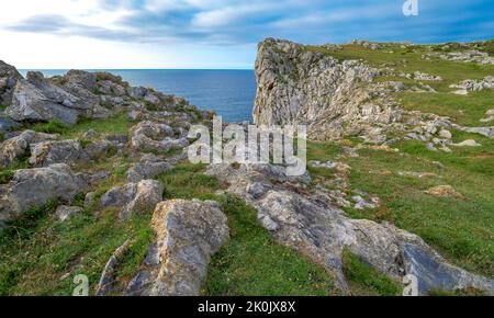 Costa rocciosa, scogliere di Pría, formazione carsica, Bufones de Pría, Paesaggio protetto della costa orientale delle Asturie, Llanes de Pría, Asturie, Spagna, UE Foto Stock