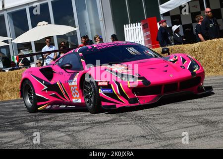 Deborah Mayer, Ferrari 488 GT3, Una selezione del passato illustre della Ferrari, un mix di vetture sportive, GT Racers, e Formula 1, 75 anni di Ferrari, Foto Stock