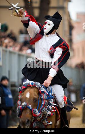 Cavaliere galoppa a perforare la stella con la sua spada, Sartiglia festa, Oristano, Sardegna, Italia, Europa Foto Stock