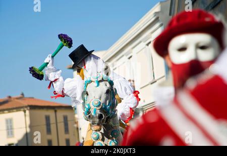 Una processione componidori segna l'inizio del torneo, Sartiglia festa, Oristano, Sardegna, Italia, Europa Foto Stock