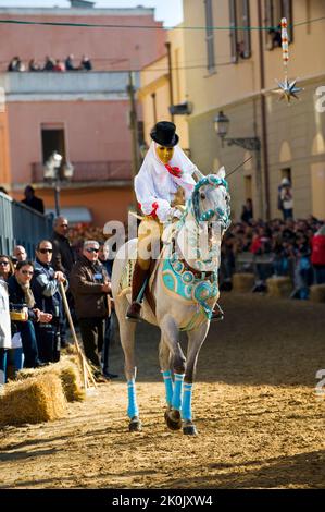 Una processione Componidori segna l'inizio del torneo, Sartiglia festa, Oristano, Sardegna, Italia, Europa Foto Stock