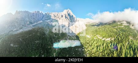 Vista dall'alto, splendida vista panoramica sul Lago Sorapis con le sue acque turchesi circondate da una foresta e montagne. Foto Stock