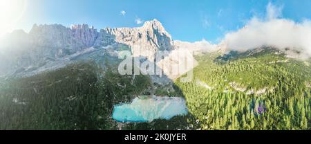 Vista dall'alto, splendida vista panoramica sul Lago Sorapis con le sue acque turchesi circondate da una foresta e montagne. Foto Stock