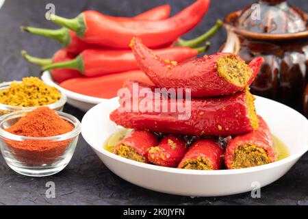 Pickle rosso tradizionale casereccio Chilli conosciuto anche come moti Teekhi Lal Mirch Ka Bharwa Bharua achar ripieni di spezie Masala in polvere grossolana Foto Stock