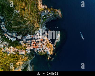 Vista dall'alto, splendida vista aerea di Manarola, il secondo paese delle cinque Terre proveniente da la Spezia. Manarola, cinque Terre, Italia Foto Stock