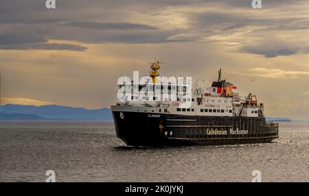 Nave Caledonian MacBrayne 'Clansman' che arriva ad Arinagour, Isola di Coll, Scozia Foto Stock