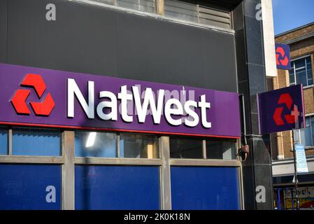 Esterno di una banca Natwest High Street con il suo logo aziendale. Foto Stock