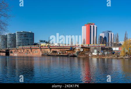 Holzmarkt Beach Bar a Jannowitzbrücke, Holzmarktstraße, Berlin-Mitte, Germania Foto Stock