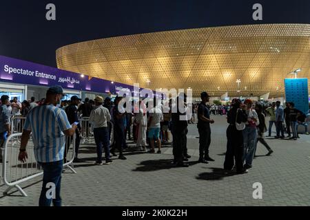 Lusail Stadium , uno degli otto stadi per la Coppa del mondo FIFA Qatar 2022 con una capacità di 80.000 spettatori - Lusail Super Cup tra i campioni sauditi al Hilal e i campioni egiziani Zamalek test stadio che ospita la finale di Coppa del mondo Foto Stock
