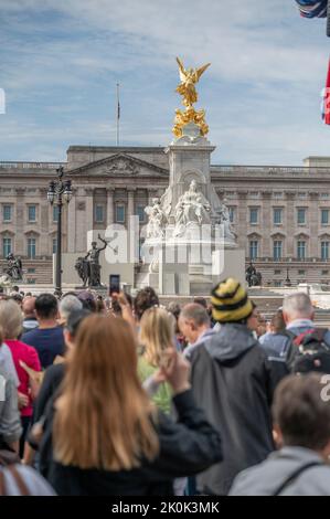 Londra, Regno Unito. 12 settembre 2022. I Parchi reali intorno a Buckingham Palace sono il punto focale per i visitatori dei tributi floreali che ricordano la Regina Elisabetta II come grandi folle si riuniscono fuori dal Palazzo. Credit: Malcolm Park/Alamy Live News. Foto Stock