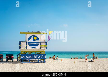 Miami Beach, FL, US-30 maggio 2022: Colorata torre del bagnino nella famosa South Beach di Miami Beach, USA. Foto Stock