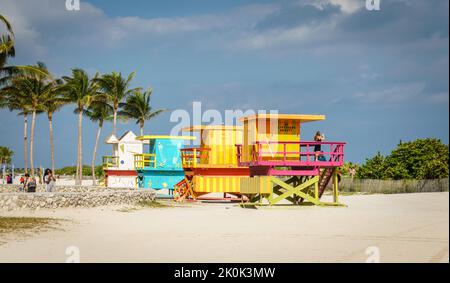 Miami Beach, FL, US-30 maggio 2022: Colorata torre del bagnino nella famosa South Beach di Miami Beach, USA. Foto Stock