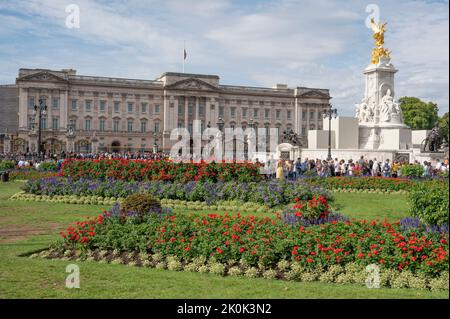 Londra, Regno Unito. 12 settembre 2022. I Parchi reali intorno a Buckingham Palace sono il punto focale per i visitatori dei tributi floreali che ricordano la Regina Elisabetta II come grandi folle si riuniscono fuori dal Palazzo. Credit: Malcolm Park/Alamy Live News. Foto Stock