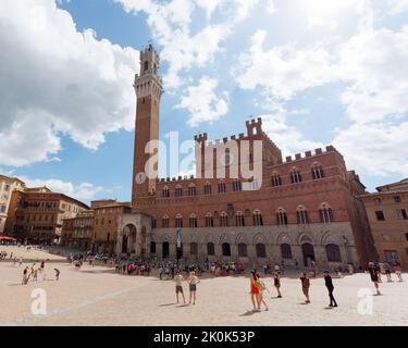 Piazza del campo, famosa piazza medievale della città di Siena, Toscana, Italia. I Touisti si riuniscono in piazza Foto Stock