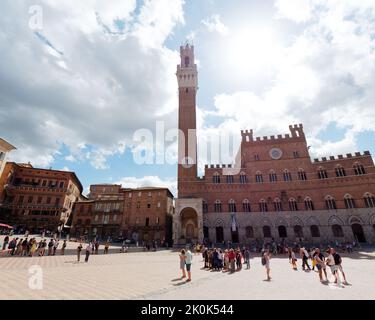 Piazza del campo, famosa piazza medievale della città di Siena, Toscana, Italia. I Touisti si riuniscono in piazza Foto Stock