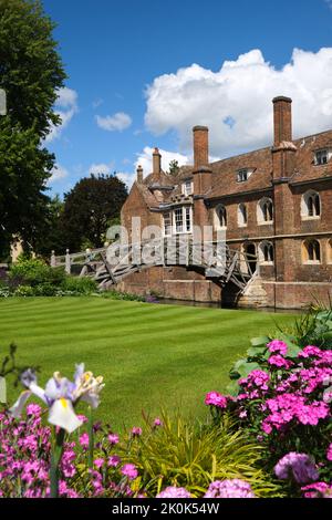 Il vecchio, iconico, ad arco, legno, pedonale Mathematical Bridge sul fiume camma accanto a un prato verde perfetto. A Cambridge, Inghilterra, Regno Unito. Foto Stock