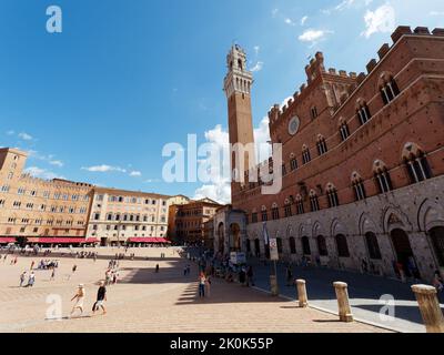 Piazza del campo, famosa piazza medievale della città di Siena, Toscana, Italia. I Touisti si riuniscono in piazza Foto Stock