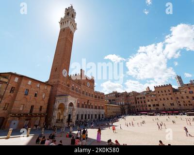 Piazza del campo, famosa piazza medievale della città di Siena, Toscana, Italia. I Touisti si riuniscono in piazza Foto Stock