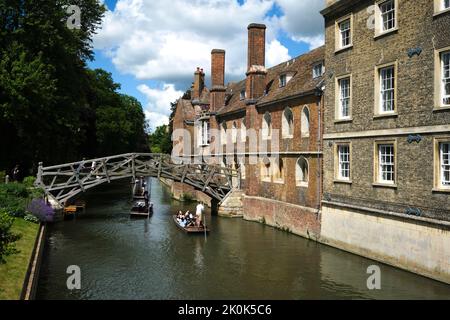 Il vecchio, iconico, ad arco, legno, pedonale Mathematical Bridge sopra il fiume camma con la gente che punta. A Cambridge, Inghilterra, Regno Unito. Foto Stock