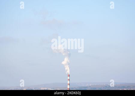 Impianto di fumo pipa . Camino impianto con fumo chimico Foto Stock