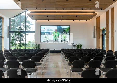 All'interno del teatro delle conferenze nel nuovo edificio di scienze ed educazione del giardinaggio Hilltop a RHS Wisley Garden, Surrey, Inghilterra, Regno Unito Foto Stock