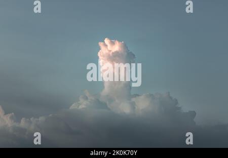 Vista del cielo blu con sfondo nuvoloso. La forma delle nuvole evoca immaginazione e creatività. Possono essere utilizzati come sfondi che sembrano sorprendenti. Foto Stock