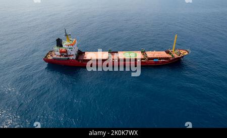 Grande nave Red Cargo in mare con un eliporto Foto Stock