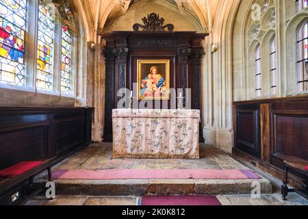 Un tranquillo, piccolo, semplice altare laterale con un dipinto della Vergine Maria con Gesù nella cappella del Re. Al King's College di Cambridge, Inghilterra, United King Foto Stock