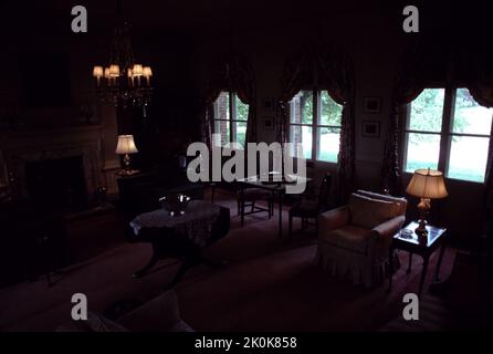 Williamsburg, Virginia. STATI UNITI. 9/1993. Costruito intorno al 1755. Carter’s Grove Planation era veramente una grande signora della Virginia coloniale che doveva vedere le alture del 17th ° secolo coloniale America e le devastazioni del 21st ° secolo di tempo, natura e la riparazione che prende il suo tributo. Le immagini che vedi mostrano lo stile di vita di uno degli ultimi proprietari di carter’s Grove, circa il 1928, presi negli anni ’1993…un momento in cui un visitatore poteva godere di un tocco di ricchezza dell’ultimo benefattore di carter’s Grove. Carter’s Grove Plantation chiuse le porte alla visione pubblica nel 2003. Costruire per carter Burwell. Foto Stock