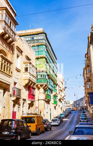 Case tradizionali maltesi con balconi, Valletta, Malta Foto Stock