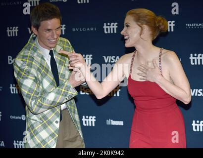 Toronto, Canada. 11th Set, 2022. Eddie Redmayne (L) e Jessica Chastain si giocheranno sul tappeto rosso mentre assisteranno alla prima di 'la buona infermiera' al Princess of Wales Theatre durante il Toronto International Film Festival a Toronto, Canada, il 11 settembre 2022. Foto di Chris Chew/UPI Credit: UPI/Alamy Live News Foto Stock